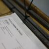 Gebündelte Bandsägeblätter von Lintzaagmeesters mit zugehörigem Fertigungsauftrag